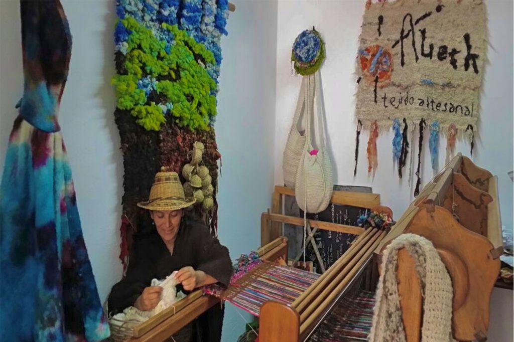 Aieth Ortiz Campesina, Artesana de la Vereda de la Sabana- Villadeleyva- Boyacá,  tejidos en lana de Oveja. 