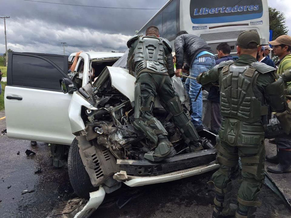 Foto: Facebook.com. Camioneta accidentada en la que se movilizaba el gobernador de Boyacá entre Paipa y Duitama. 