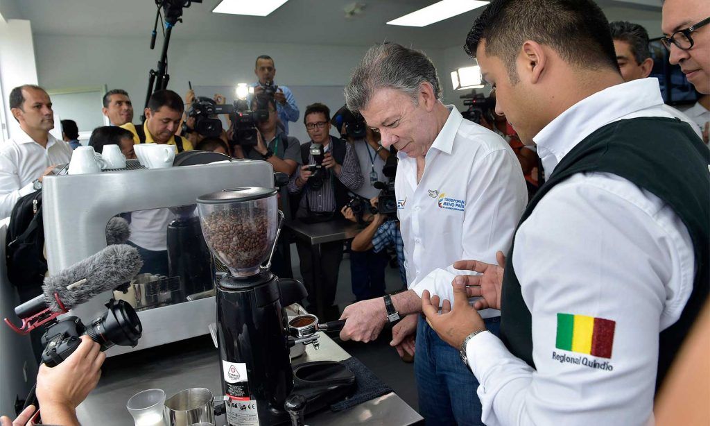 En la Escuela Nacional de Calidad del Café, el Presidente Santos recibe instrucción de un experto en la preparación de la bebida, acompañado por el director del Sena, Alfonso Prada.