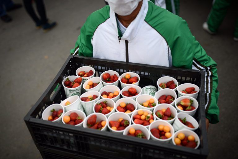 Corabastos entregó 10 mil porciones de fruta en el clásico