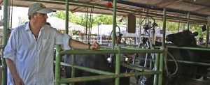 Ministro de Agricultura Aurelio Irragori con criadores de búfalos