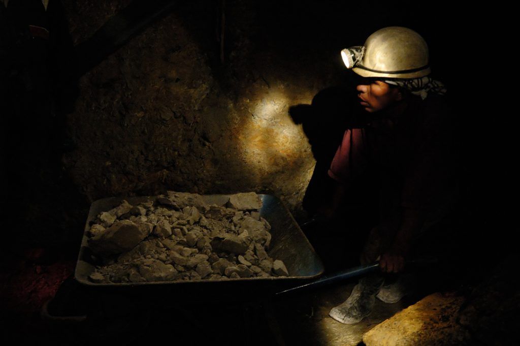  Por falta de energía murieron 15 mineros y buscan 17