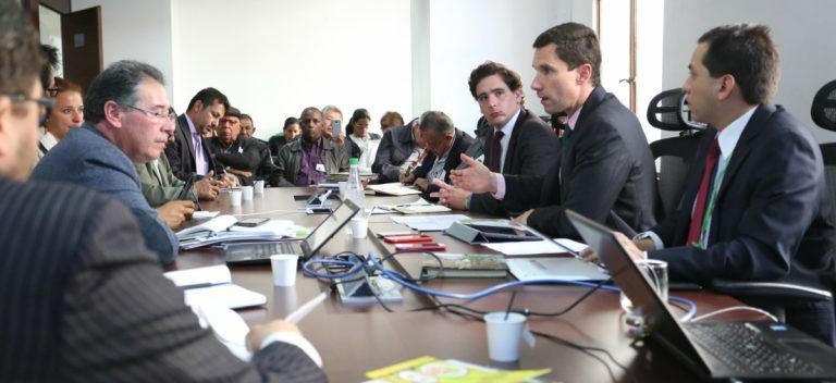 Mesa de trabajo se compromete a cumplir a los campesinos