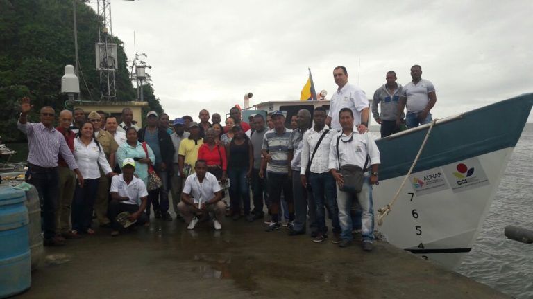 Entregan barco a pescadores de Tumaco