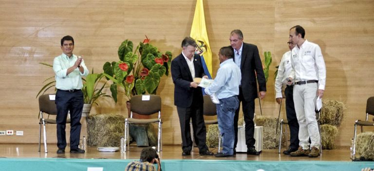 Entregan 482 títulos de propiedad a familias campesinas en el Cauca