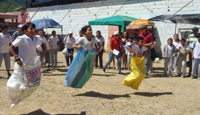 Juego: carreras de encostalados