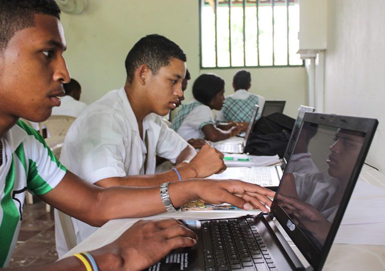 Solo un computador por cada doce alumnos: situación actual de la Educación en Colombia