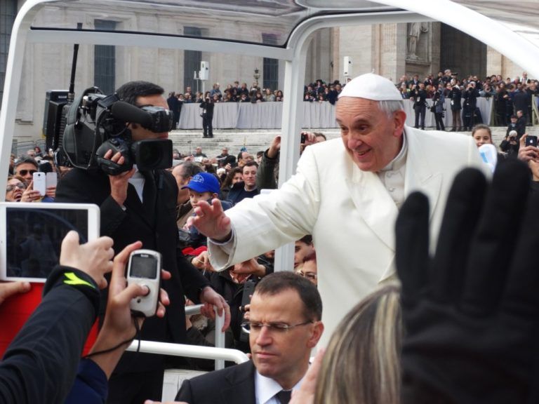 Papa Francisco: Los pastores, cercanos al pueblo y no a los poderosos