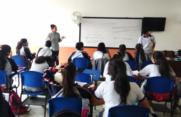 Jóvenes descubren su papel en su comunidad con base en los valores cívicos y democráticos