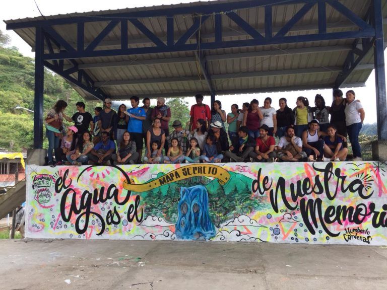 La chiva que llegó con música, teatro y muralismo a territorio caucano