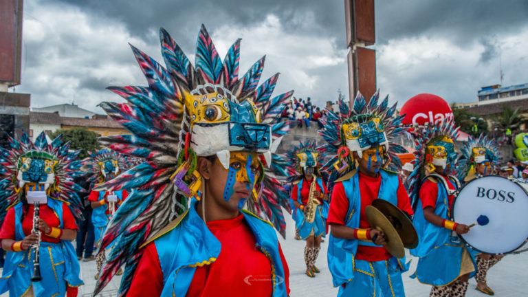 Carnaval de Negros y Blancos, una fiesta mágica de color y baile