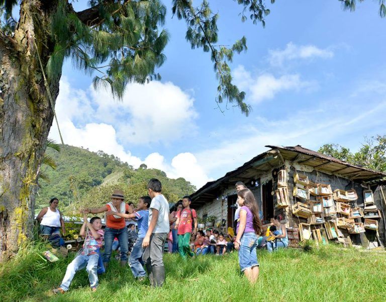 Biblioteca el gallo, una librería en medio de montañas para el campesino