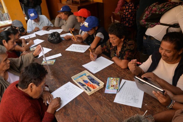 Leer y escribir, la ilusión de más de dos millones de colombianos