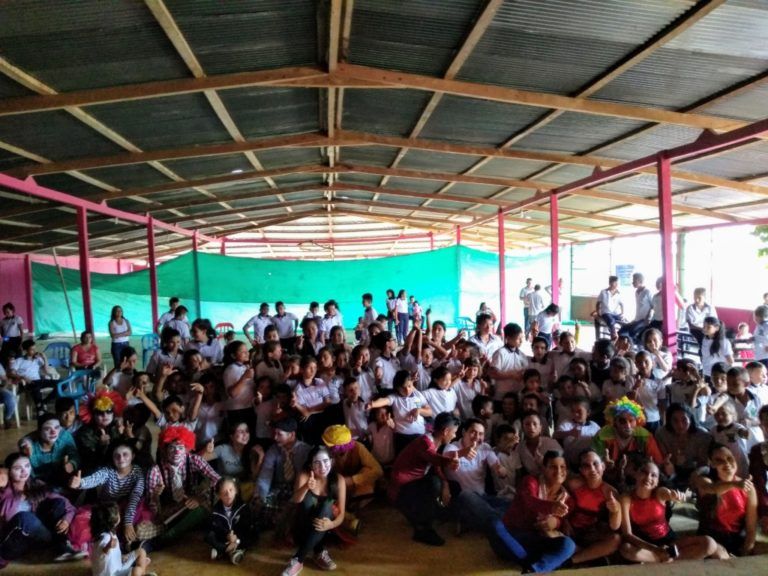 Jóvenes de Puerto Betania, Caquetá, celebran el día del niño entre risas y aplausos