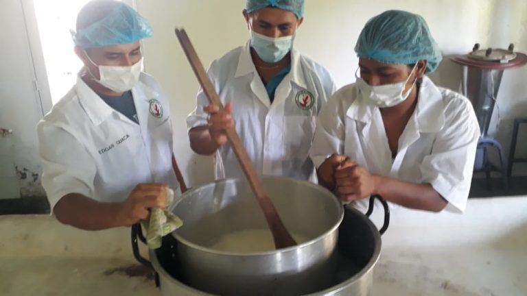 Estudiantes de San Vicente del Caguán aprenden sobre transformación de lácteos
