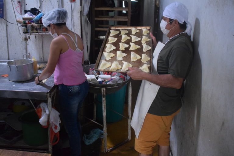 Así se preparan los pasteles de pollo en Remolino del Caguán, Caquetá