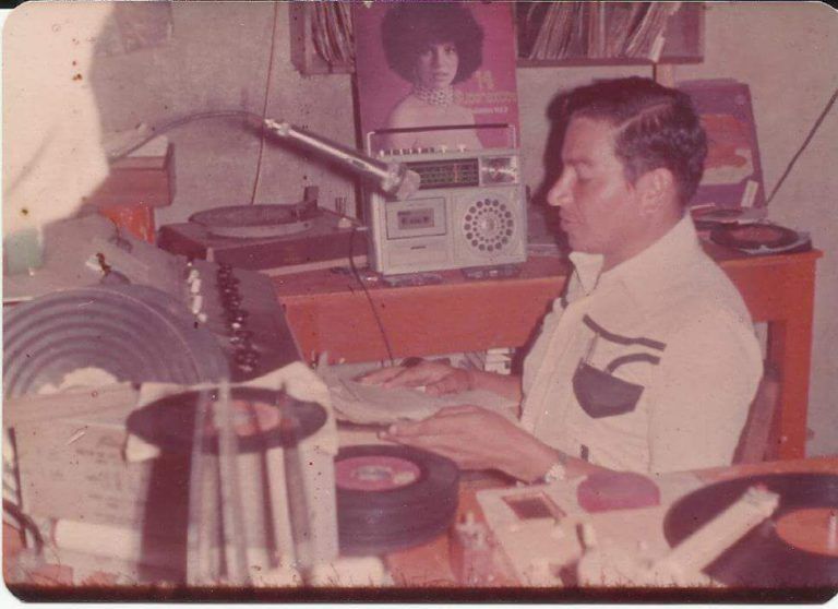 La emisora de Medellín que rescata la esencia de Radio Sutatenza