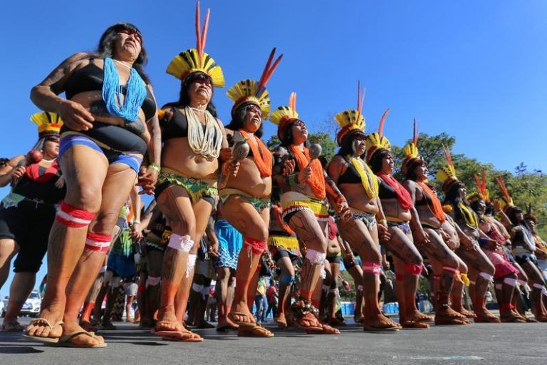 Mujeres Indígenas marcharon en Brasil en defensa de la Amazonía