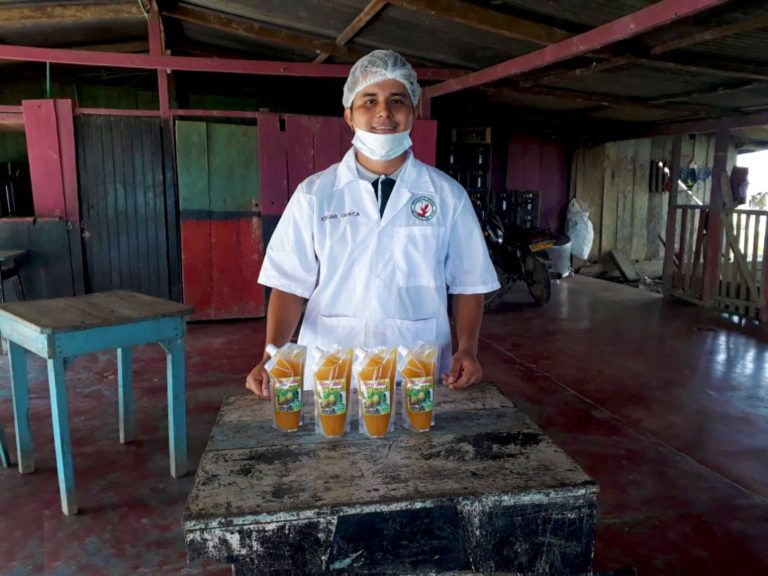 En canoa y a caballo Edgar viaja para vender sus productos y cumplir sus sueños