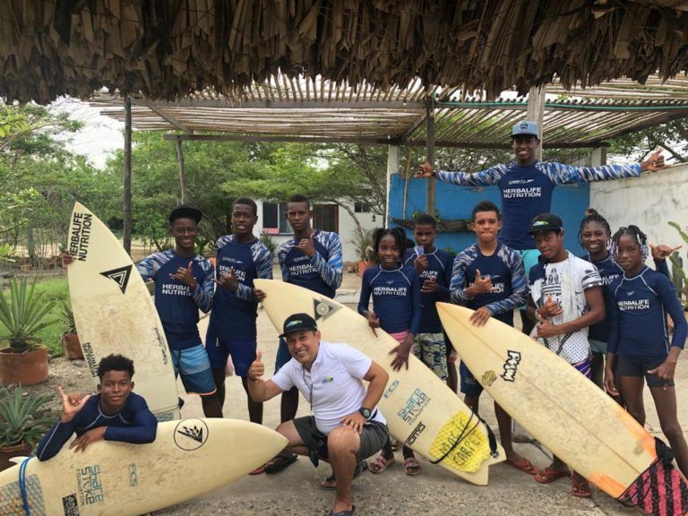 Los sueños entre olas que nacen en los clubes de surf del Chocó
