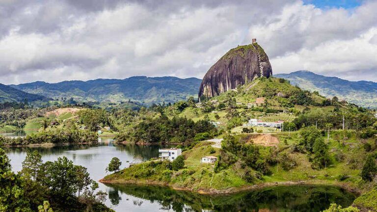 Ecoturismo para la conservación de bosques en el Peñol