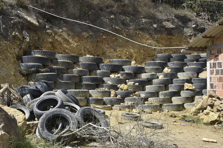 Reutilizar llantas para la construcción de muros de contención