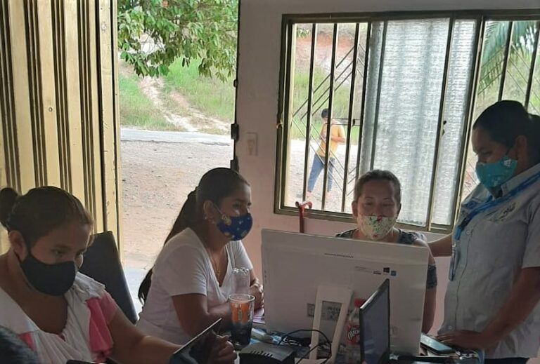 Mujeres en San Vicente del Caguán se suman a Escuelas Digitales Campesinas