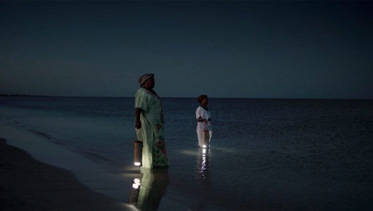 Waterlight, una lámpara que convierte el agua del mar en energía eléctrica