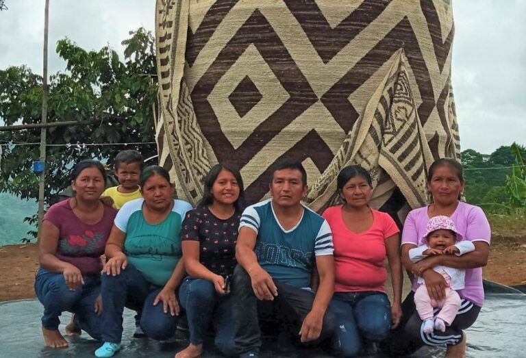 Mochila gigante tejida por mujeres nasa aspira a los Récord Guinness