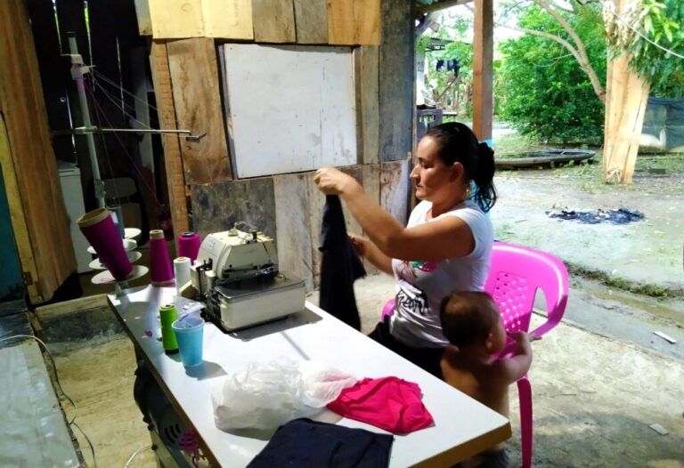 Con emprendimiento mujeres en Chocó confeccionan sueños de paz