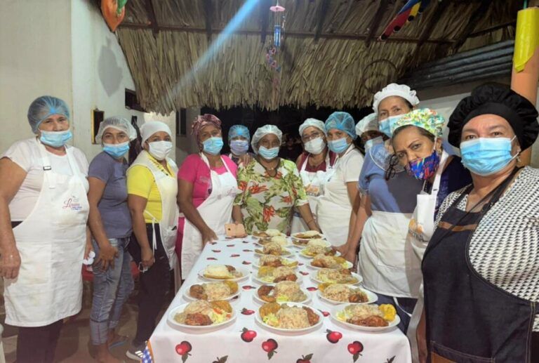 Con bazar gastronómico cocineras pasan de la teoría a la práctica