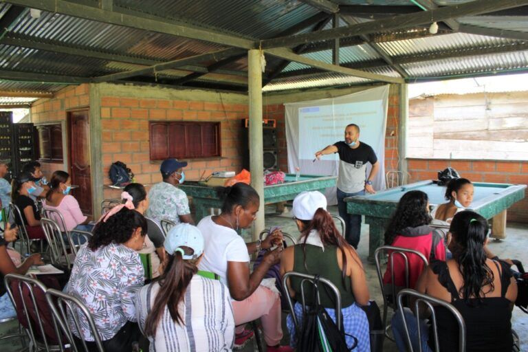 Participación de mujeres reincorporadas por el fortalecimiento comunitario