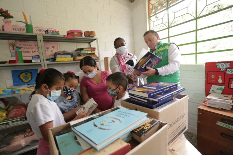 Entrega de 16 bibliotecas para promover la educación en Risaralda