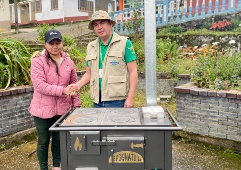Con estufas ecoeficientes buscan la protección ambiental en Boyacá