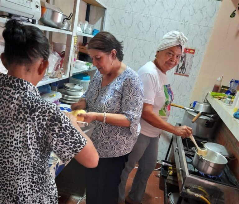 Cocineras tradicionales de Ciénaga de Oro se fortalecen con el SENA