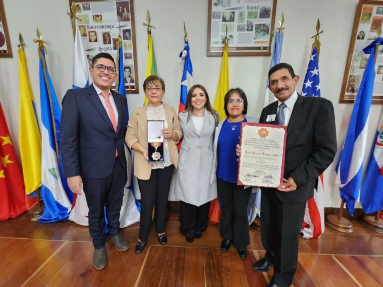 La Fundación Acción Cultural Popular – ACPO recibió la Condecoración Orden de la Democracia Simón Bolívar por promover la Educación Rural desde hace más de 75 años.