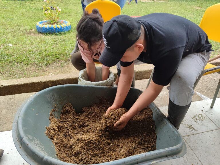 Revolucionando la Alimentación Bovina: Bloques Multinutricionales Elaborados por estudiantes del Caguán