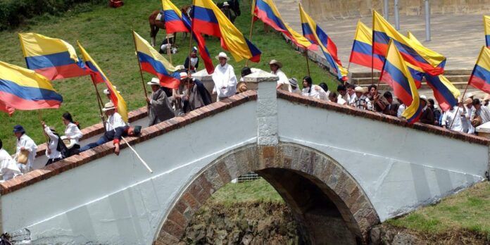 La Batalla de Boyacá ha sido representada por jóvenes muchas veces en el puente sobre el río Teatinos. FOTO: Felipe Caicedo/EL TIEMPO