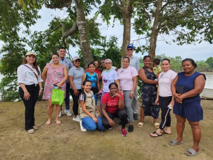 Foto: Lina Paola Abaunza, Directora ACPO, con participantes Proyecto MIA