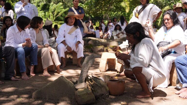 El pueblo Kogui recupera sus derechos territoriales y acceso al agua en la Sierra Nevada de Santa Marta.