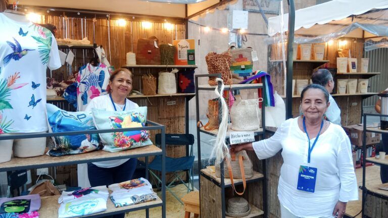 Manos que tejen vida: Emprendimiento que brilla en la COP16.