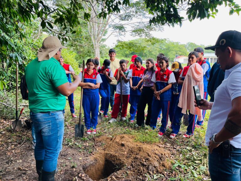 Jóvenes del Caguán apuestan por la ganadería regenerativa para sanar el suelo